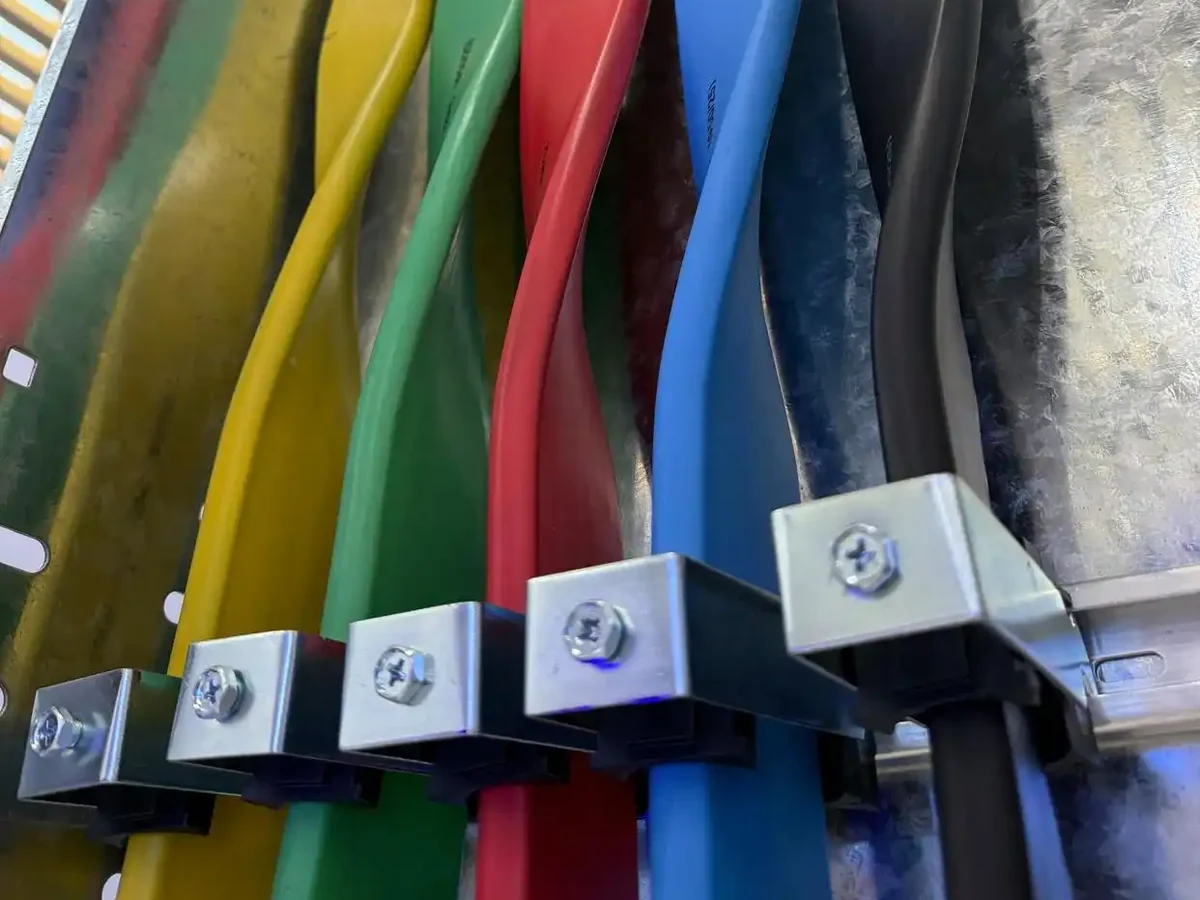 High-current flexible cable installed in a tray